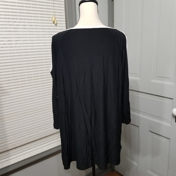 ✨ Cable & Gauge Cold Shoulder Super Soft Swing Tee - Picture 3 of 8